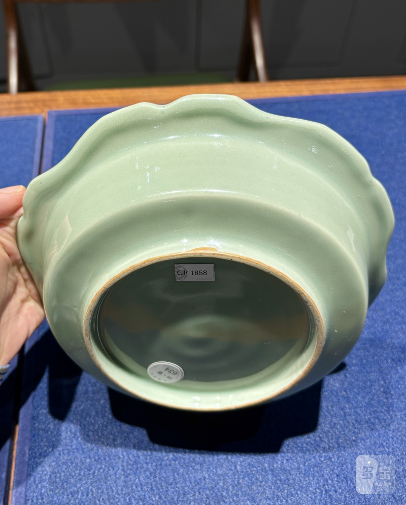 明 龙泉粉青釉葵瓣式折沿洗 - 图7